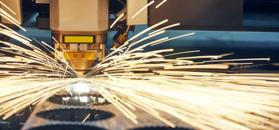 Maquinas-de-corte-a-laser-na-indústria-metalúrgica-e-os-benefícios